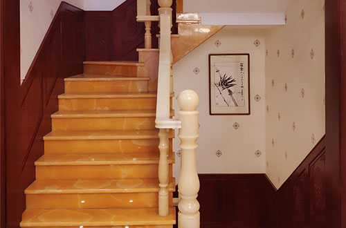 徽县中式别墅室内汉白玉石楼梯的定制安装装饰效果